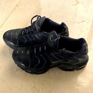 Nike Air Max Plus Sneakers Shoes, Black, Big Boys, Size 4.5